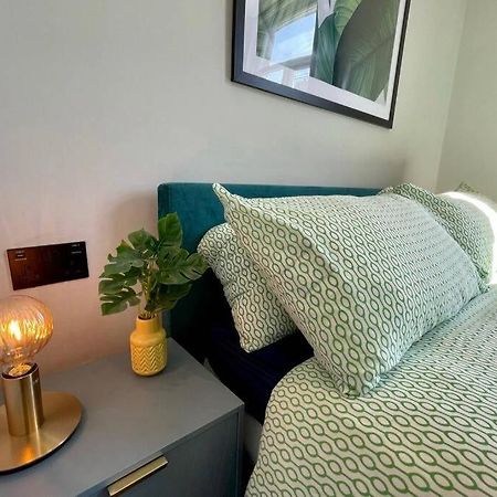 Large House Near Victoria Park For Groups, 10 Mins Bus To City Centre 카디프 외부 사진