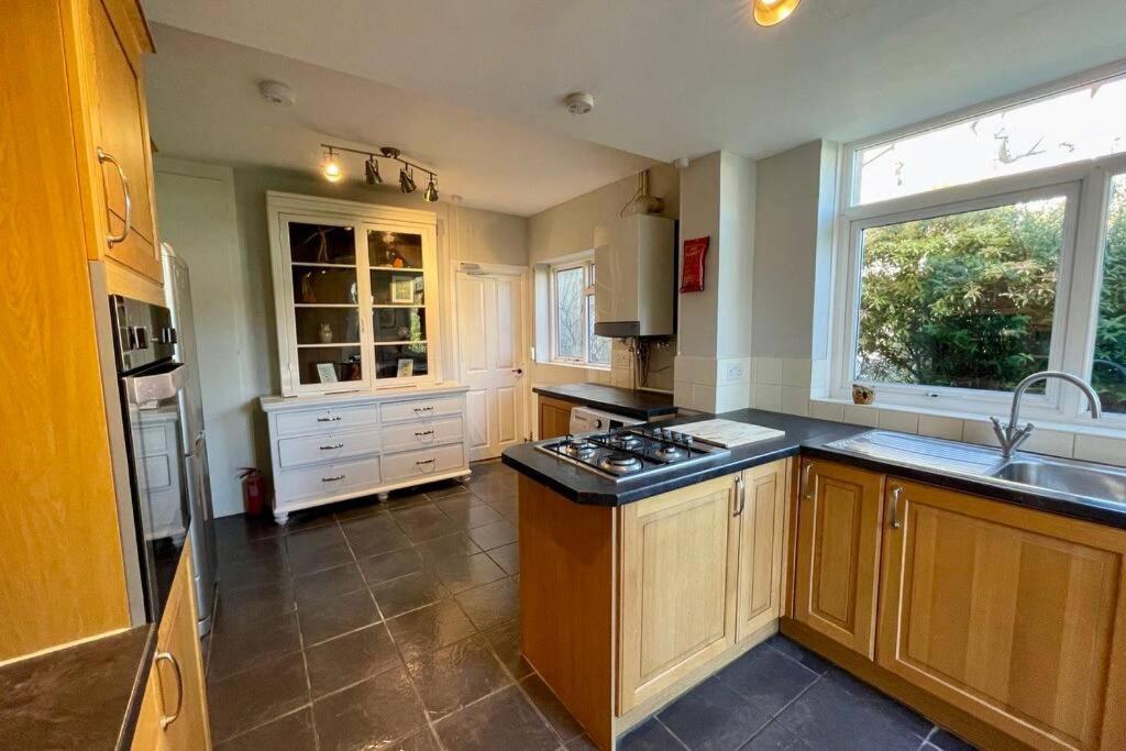 Large House Near Victoria Park For Groups, 10 Mins Bus To City Centre 카디프 외부 사진