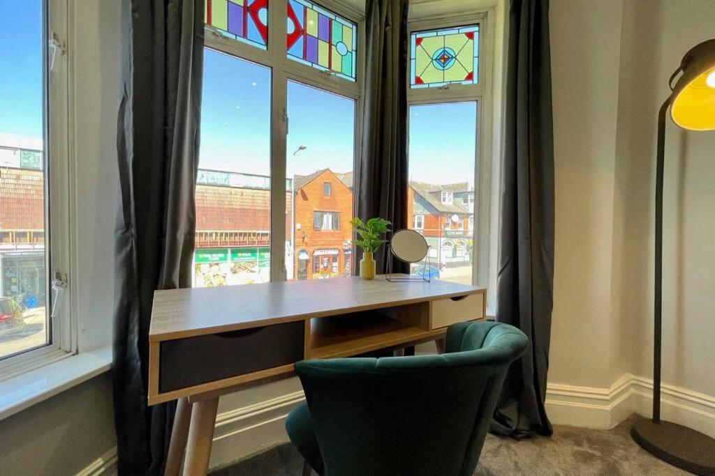 Large House Near Victoria Park For Groups, 10 Mins Bus To City Centre 카디프 외부 사진