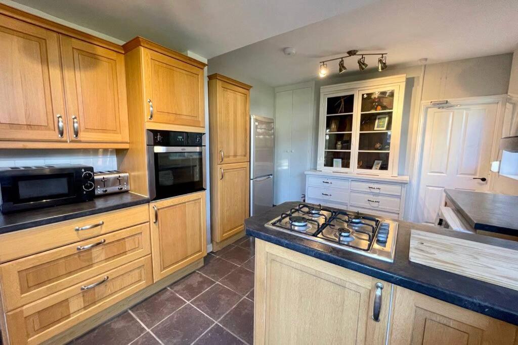 Large House Near Victoria Park For Groups, 10 Mins Bus To City Centre 카디프 외부 사진