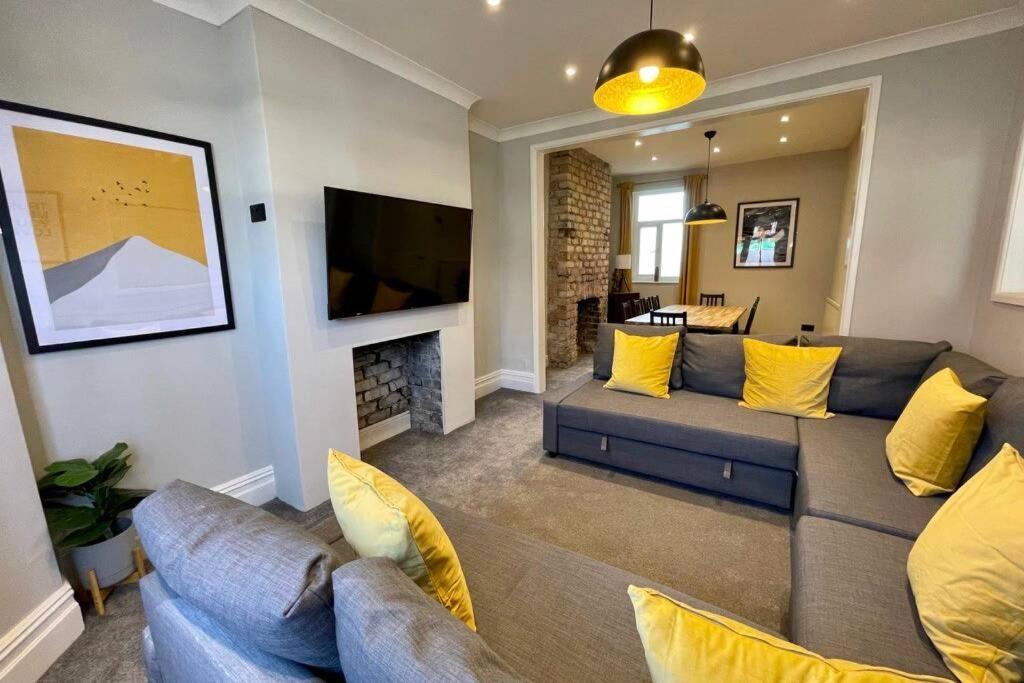 Large House Near Victoria Park For Groups, 10 Mins Bus To City Centre 카디프 외부 사진