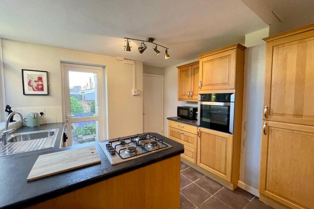 Large House Near Victoria Park For Groups, 10 Mins Bus To City Centre 카디프 외부 사진