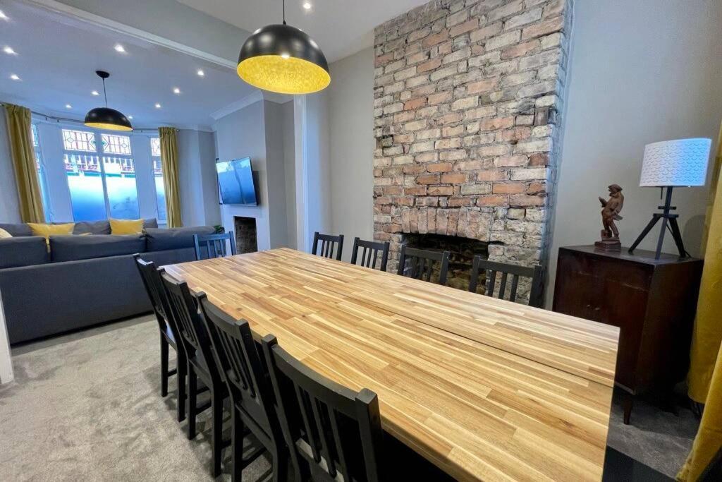 Large House Near Victoria Park For Groups, 10 Mins Bus To City Centre 카디프 외부 사진