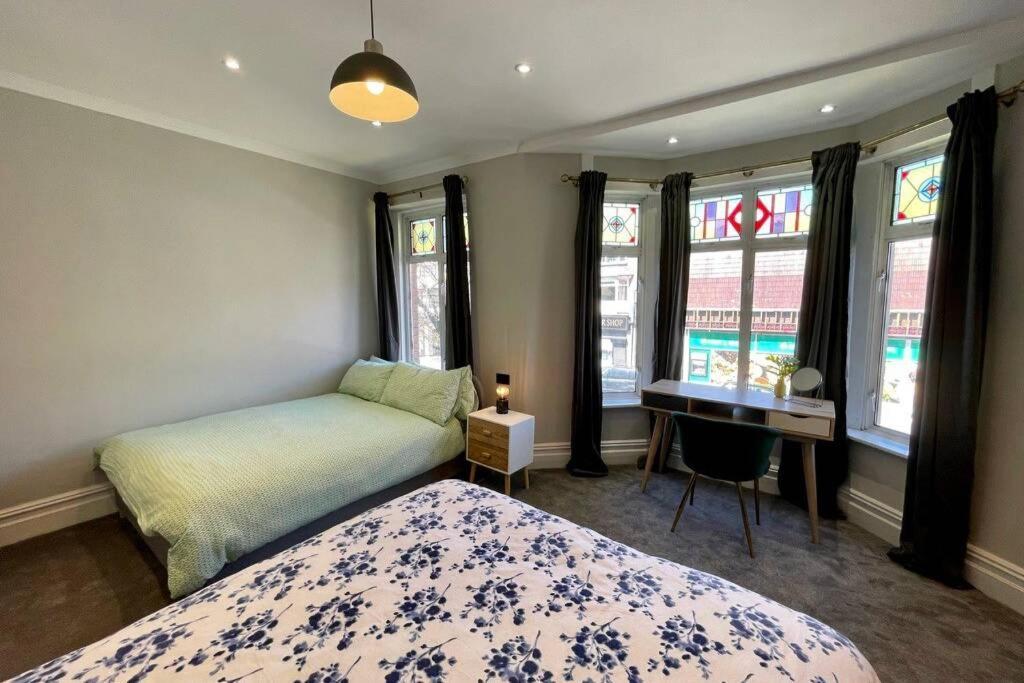 Large House Near Victoria Park For Groups, 10 Mins Bus To City Centre 카디프 외부 사진