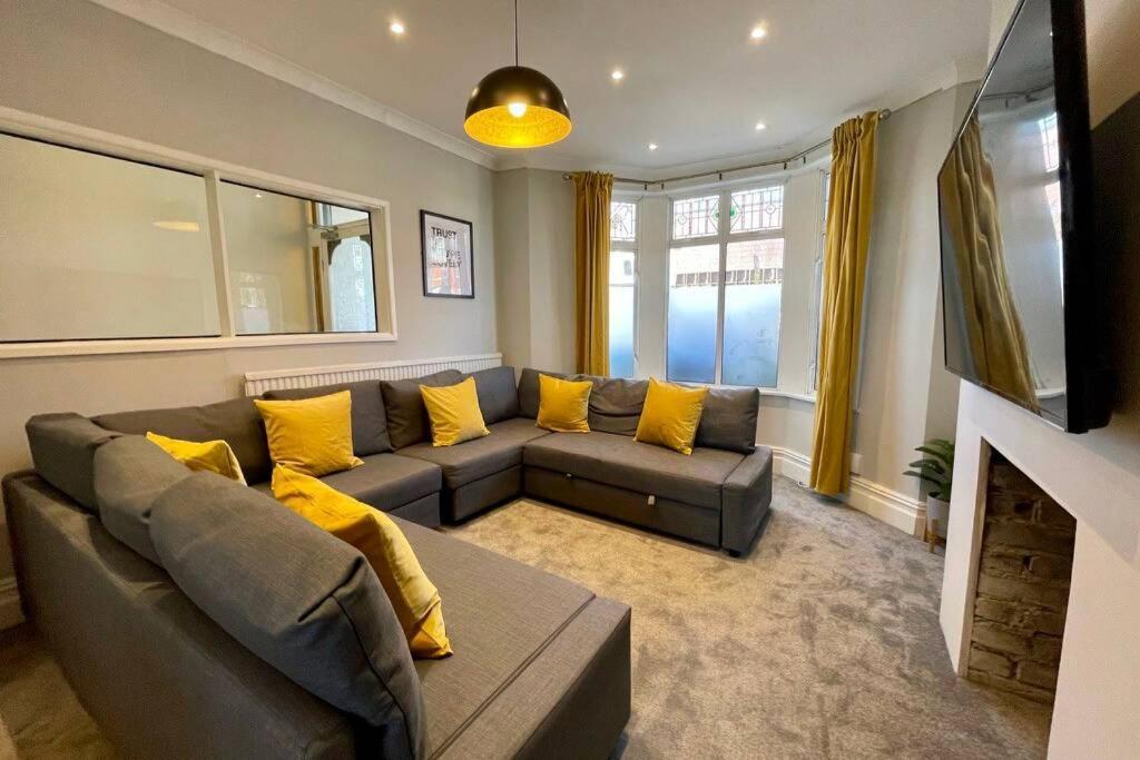 Large House Near Victoria Park For Groups, 10 Mins Bus To City Centre 카디프 외부 사진