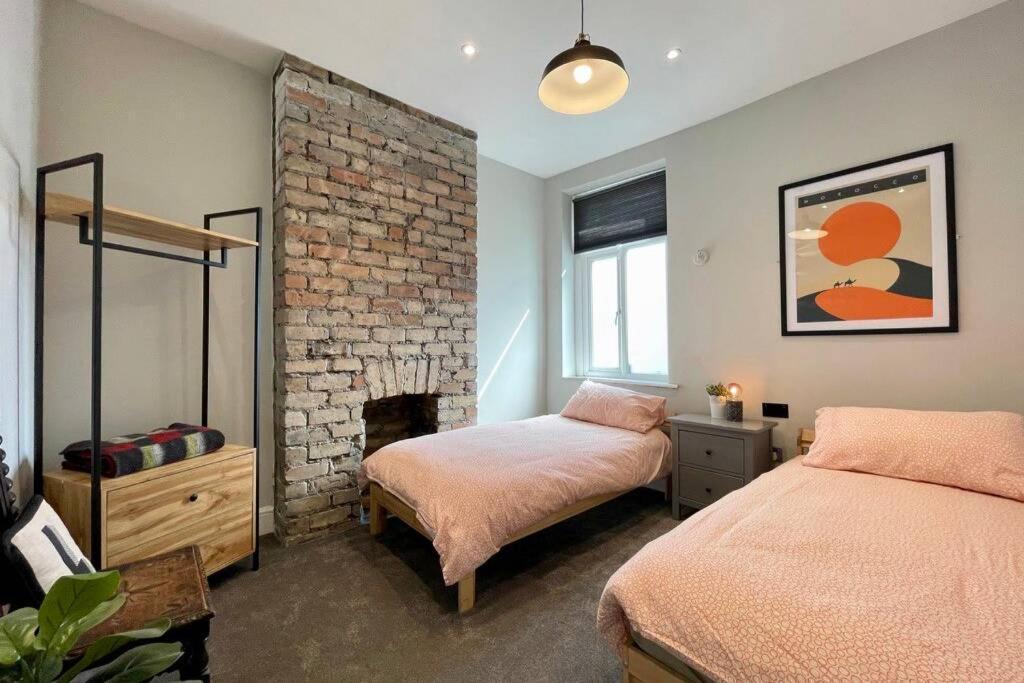 Large House Near Victoria Park For Groups, 10 Mins Bus To City Centre 카디프 외부 사진