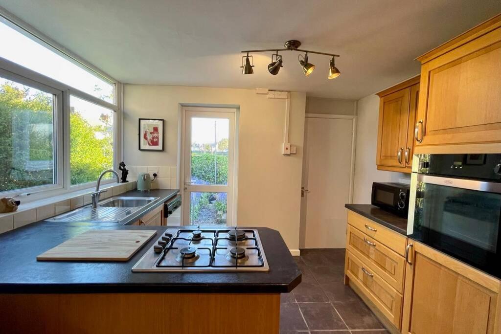 Large House Near Victoria Park For Groups, 10 Mins Bus To City Centre 카디프 외부 사진
