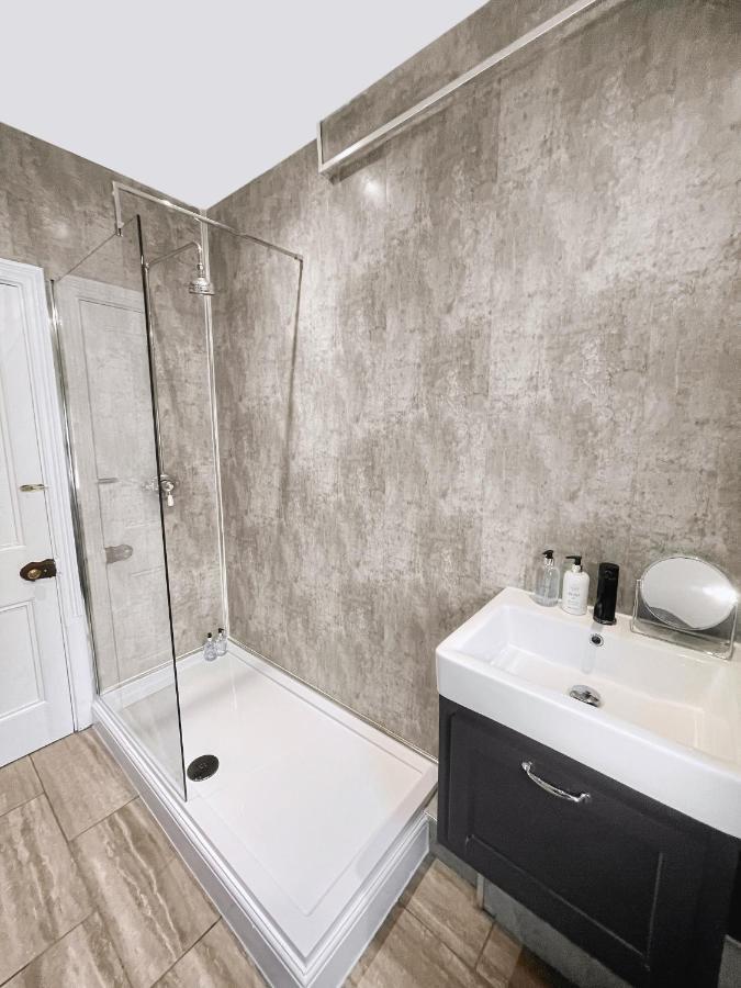 Large House Near Victoria Park For Groups, 10 Mins Bus To City Centre 카디프 외부 사진